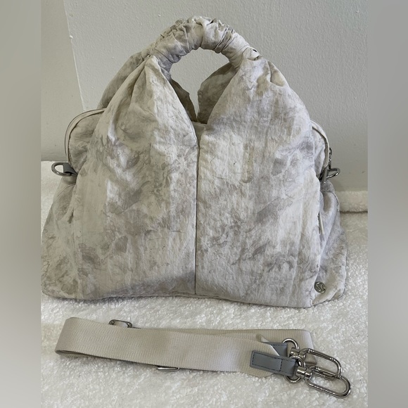 Lululemon Gathered Handle Gym Bag Vol 14 L in Aquila White Opal Multi - Picture 5 of 15